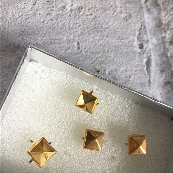 Pack of studs - Picture 2 of 6